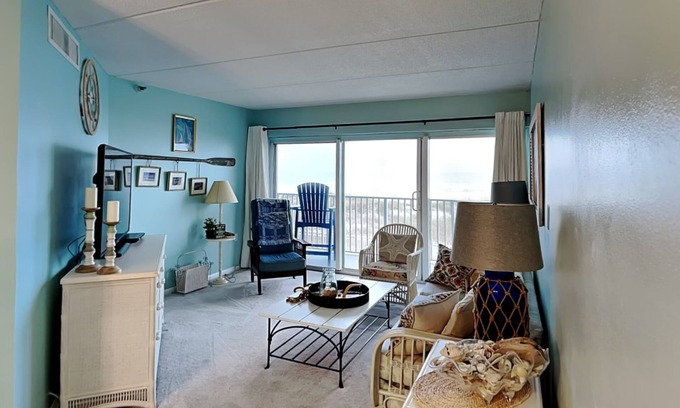 Jacksonville Beach Condo | Beach View | Easy Access to the Sand + Community Pool!