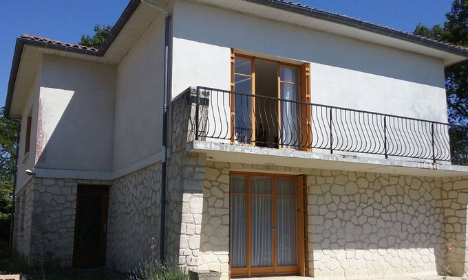 Saint-Georges-de-Didonne Apartment | Beaches & market <900m - Quiet, fresh and spacious garden-level flat for 4/6pax