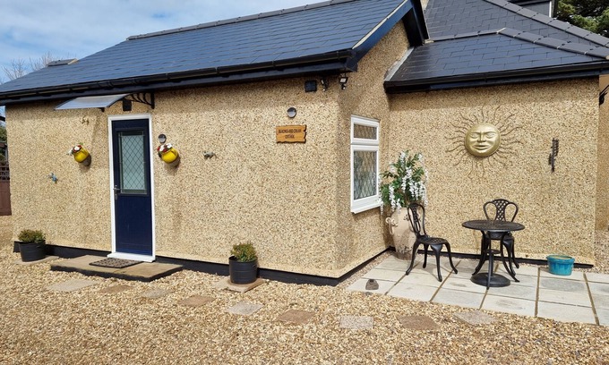 Apse Heath Cottage | Beaches and Cream Cottage - a bungalow that sleeps 2 guests in 1 bedroom