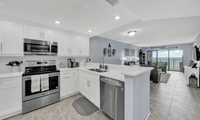 Hutchinson Island South Condo | Beachfront 2 bdr/2ba condo, AC, WiFi in fabulous Jensen Beach, Hutchinson Island