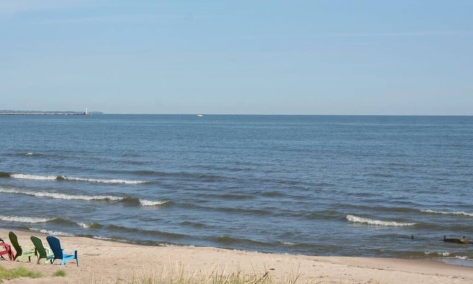 Sandusky House | Beachfront 4 Bd Steps 2 Cedar Point Open July