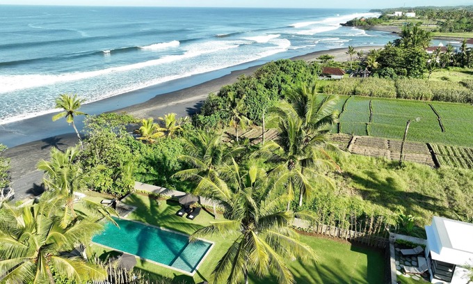 Kerambitan Villa | Beachfront 5 Bedrooms Private Pool Villa in Pasut Beach