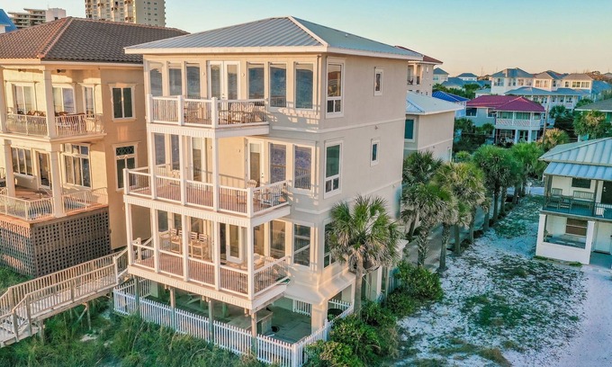 Miramar Beach House | Beachfront 7 Bed with splash pool - private beach! Spring discounts!