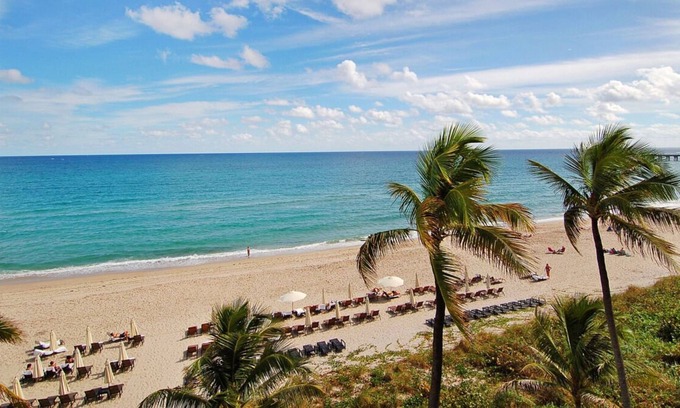 Palm Beach House | Beachfront Accommodation! 2 Relaxing Rooms | FREE Parking + Onsite Pool