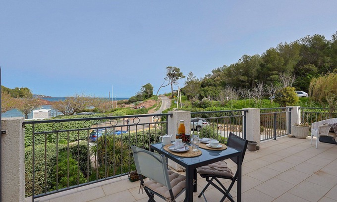 Le Dramont Apartment | Beachfront apartment for two persons with large patio and underground garage