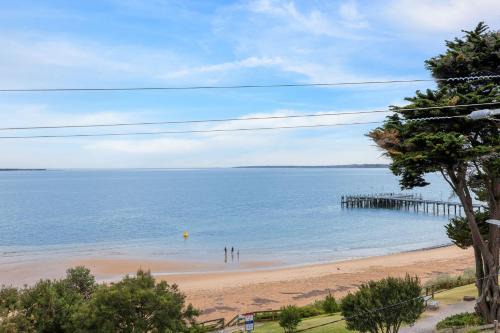 Cowes House | Beachfront Bliss - shared indoor pool & spa