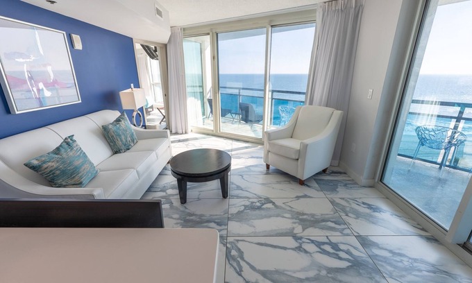 Downtown Myrtle Beach Condo | Beachfront condo w/balcony & beach access