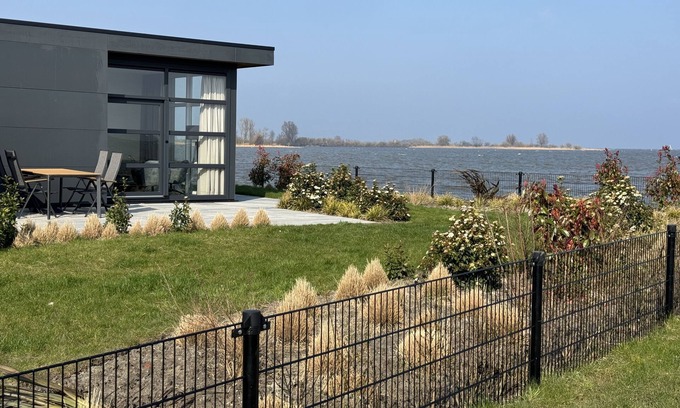 Enkhuizen House | Beachfront Enkhuizer Strand Chalet with Fenced Yard and Exceptional Lake View