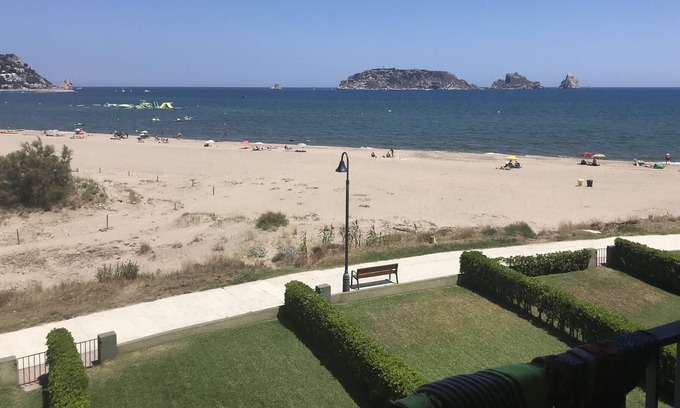 Els Griells Apartment | Beachfront apartment, sea view