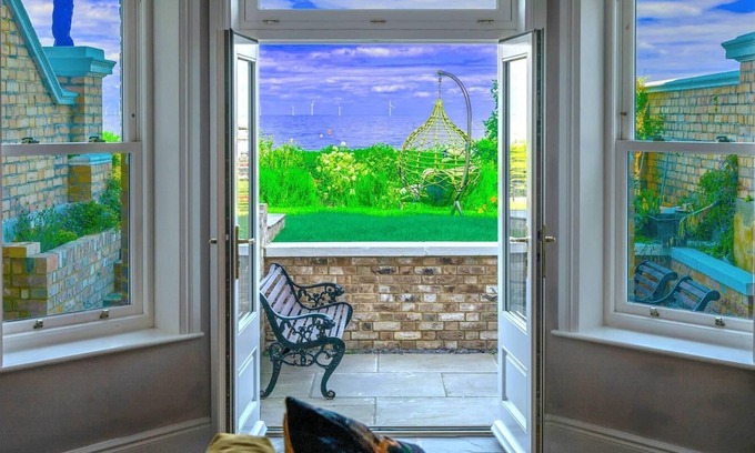 Herne Bay Apartment | Beachfront Escape & Wow Sea Views, Luxury Retreat