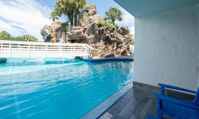 Fort Walton Beach Hotel | Beachfront Getaway with Heated Outdoor Pool Near Fort Walton Beach Landing Park