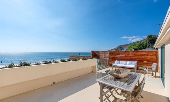 Eastern Malibu House | Beachfront Guesthouse ☀️on Sandy Topanga Beach 🏄🏽‍♀️