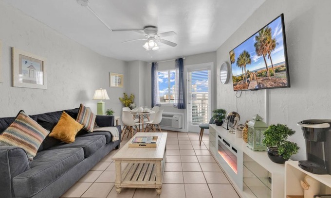 Myrtle Beach Condo | Beachfront Haven – 1BR Condo with Balcony