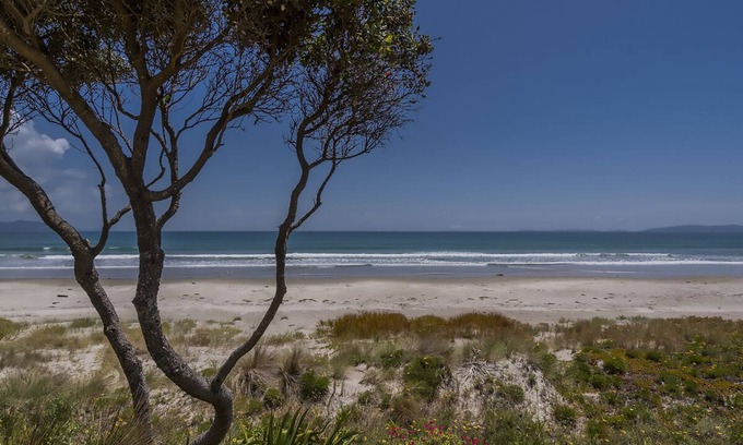 Matarangi Cottage | Beachfront Hideaway - Matarangi Holiday Home
