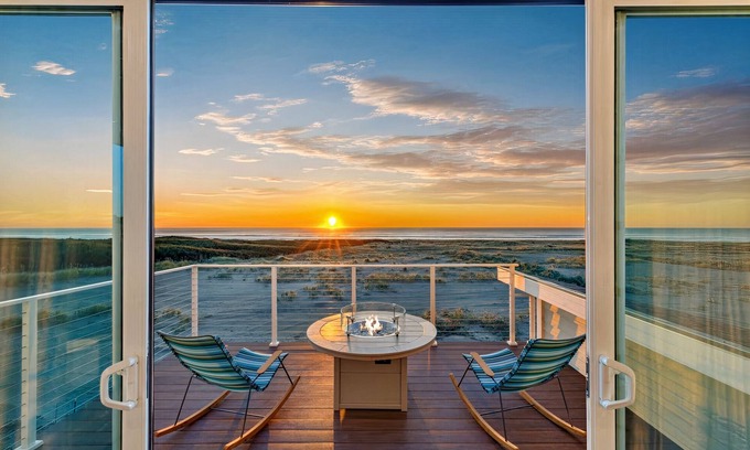 Cohassett Beach House | BEACHFRONT Hot Tub + Game Room 5 BR Sleeps 14 + Pets 2 Min Walk to Beach