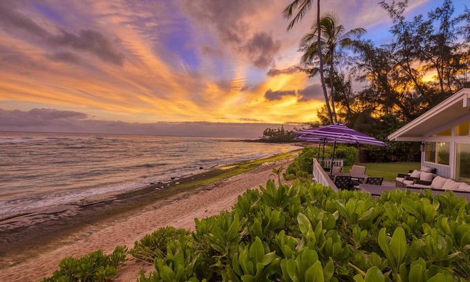 Haleiwa House | Beachfront in Haleiwa, Sea Turtles and Sunsets!