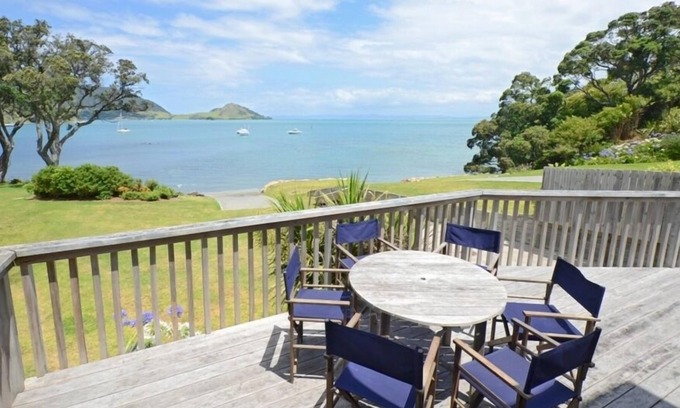 Whangarei Heads House | Beachfront in quiet idyllic bay.