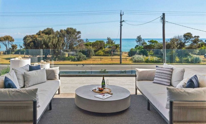 Safety Beach House | Beachfront Luxury - Bay Views, Games, Wineries