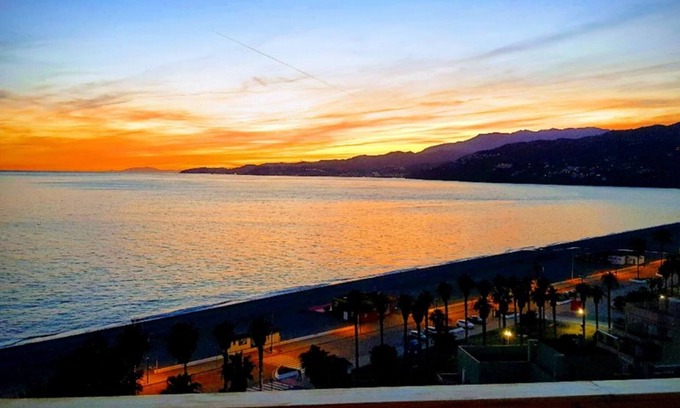 Salobrena Apartment | Beachfront: Magnificent 2-bedroom apartment on the Costa Tropical (Andalusia)