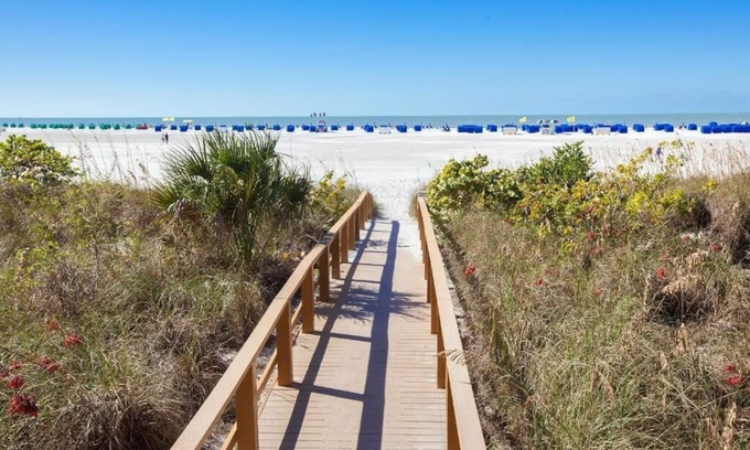 South Island Hotel | Beachfront Memorable Stay! Pool and Free Parking!