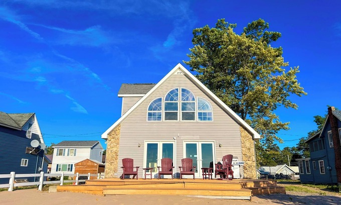 Sylvan Beach House | Beachfront Peaceful 4 bedroom House at Sylvan Beach. Family Friendly Sleeps 10!