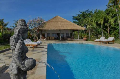 Banjartegehe Villa | Beachfront Private VILLA & POOL