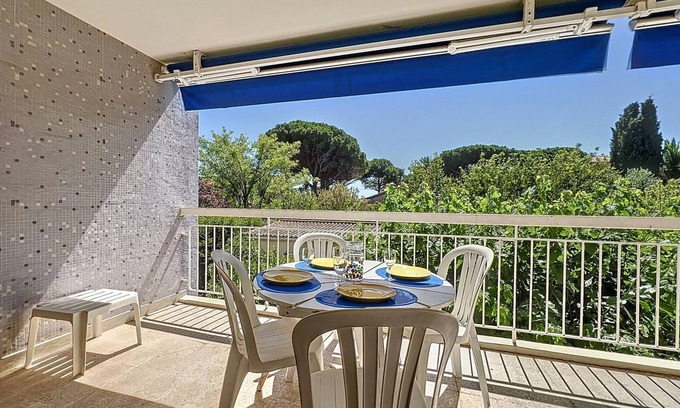 Saint-Cyr-sur-Mer Apartment | Beachfront Retreat: Cozy 1-Bed Apt with Parking, Terrace & Modern Amenities