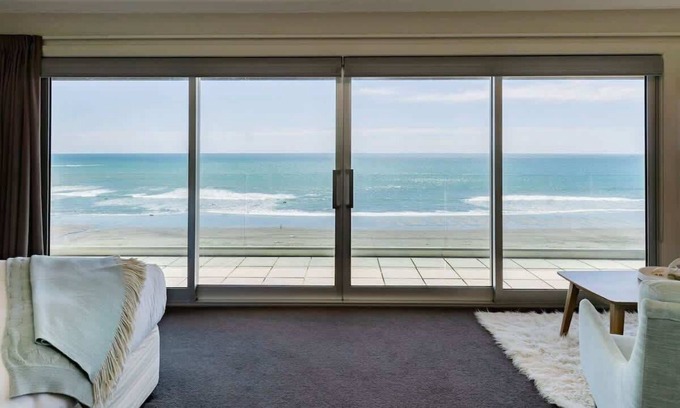 Oakura House | Beachfront Retreat with Sea Views
