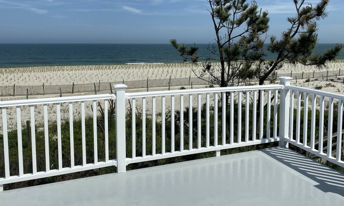 Holgate House | Beachfront Panoramic View Extra Large Deck