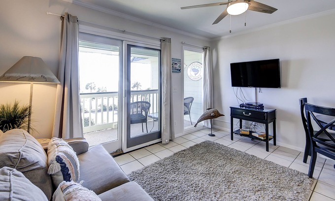 Isle of Palms Villa | Beachfront villa w/ ocean view & shared pool/pier in the heart of town!