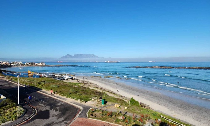 Cape Town House | Beachfront villa, kite/wind surfers paradise on Big Bay Beach, Bloubergstrand