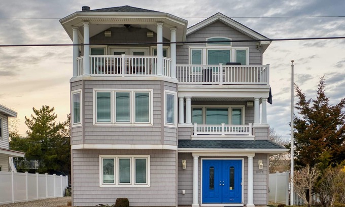 Surf City House | Beachside 8BR 1 Block from Ocean Family & Wedding Friendly – Year Round