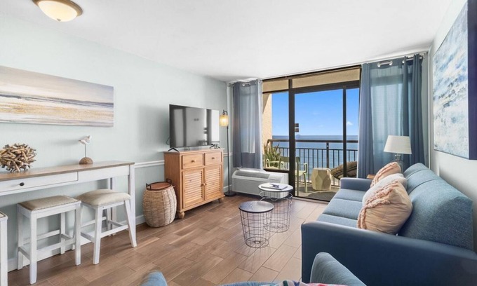 Myrtle Beach Hotel | Beachside Bliss: Oceanfront Suite w/Breakfast