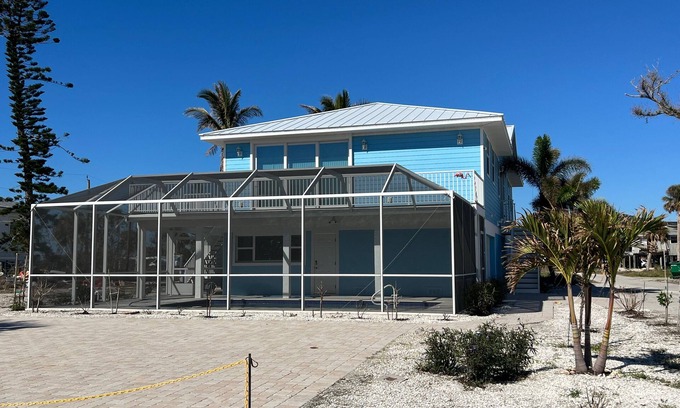 Mid Island House | Beachside Flamingo House , Pool Home 3 bedroom, 3 bath Sleeps 6
