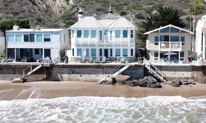 Faria Beach House | Beachside Luxury – Oceanfront - The Shoreline - 4-bedroom house with WiFi and AC