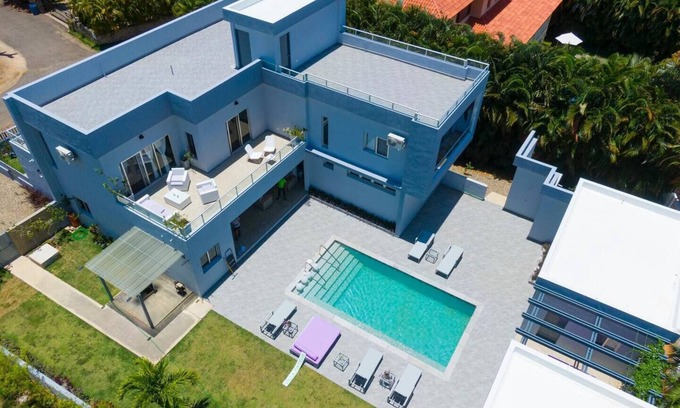 La Mulata House | Beachside Oasis in Prime Location w/Pool & Garden