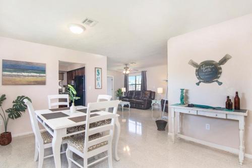Interchange Square Apartment | Beachy Home with Rec Room and Patio
