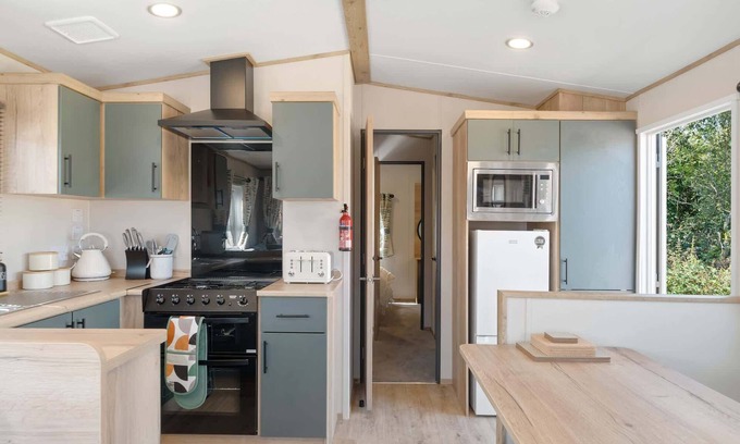 Mullacott Ski Chalet | Beachy Lodge with Deck & Parking, nr Ilfracombe