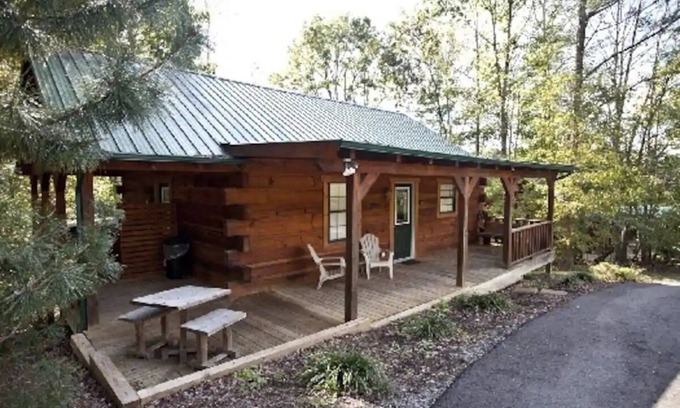 Tellico Plains Cabin | Bear cabin. This modern log cabin with HOT TUB is a large studio with a spectacular king size bed!