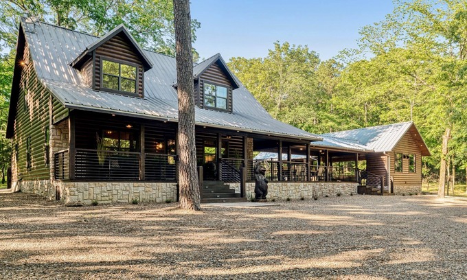 Broken Bow Cabin | Bear Claw- Heated Pool + Luxe Outdoor Living