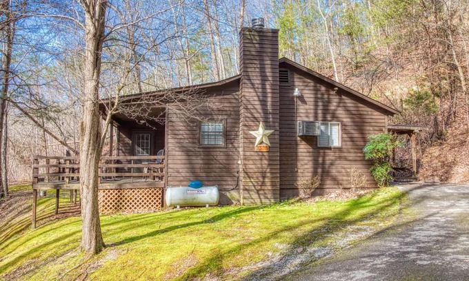 Sevierville House | Bear Den, Hot Tub, Cozy Cabin Retreat in the Smokies Comfort & Fun for All