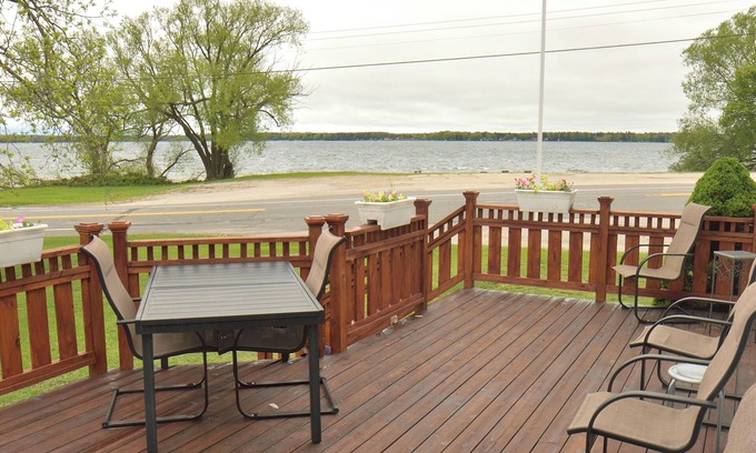 Bear Lake House | Bear Lake Garden House - 3 Bedroom house with Wi-Fi and Large Deck