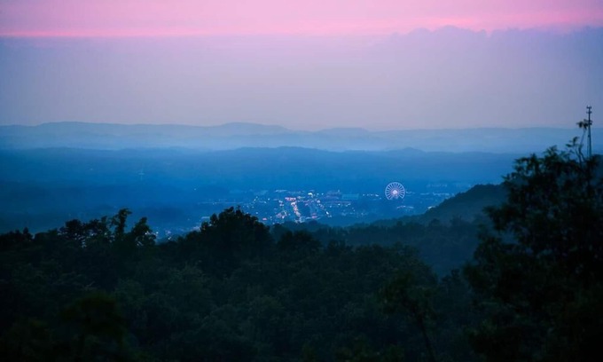 Sevierville Cabin | Bear Lovin' in Pigeon Forge #unforgettable 2 bedroom w/Gameroom, Views & Heart Tub!