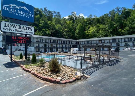 Gatlinburg - Pigeon Forge Hotel | Bear Mount Inn & Suites