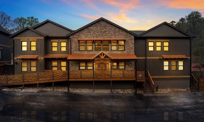 Gatlinburg - Pigeon Forge Cabin | Bear Mountain Lodge | 18BR Luxury Cabin w/Pool, Theater, Mini Golf, Sleeps 86