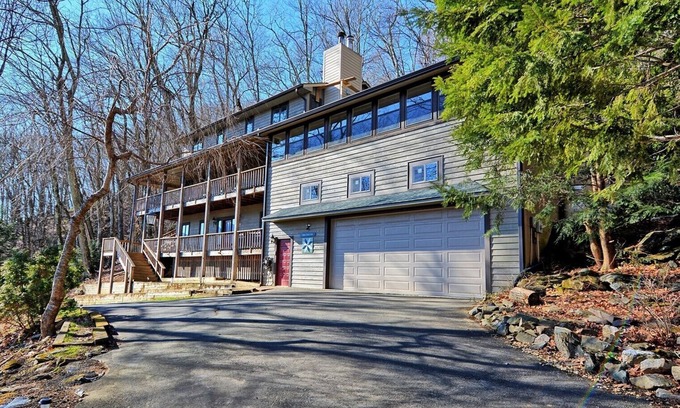 Seven Devils Cabin | Bear Paw Den- Summer Discount Rates! Views, Hot Tub, Fire Pit, Elevator