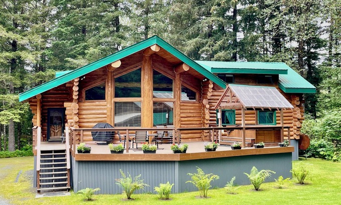 Seward House | Bear Paw Lodge : Custom-built log home only 4 miles from downtown Seward!