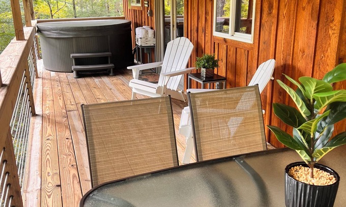 Campton Cabin | Bear Ridge Bungalow RRG Hot Tub Pet Friendly Secluded