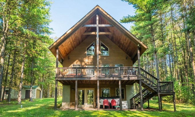 North Glade Hills House | Bear's Gone Fishin': Dog Friendly Lake Access Home w/ Dock Slip