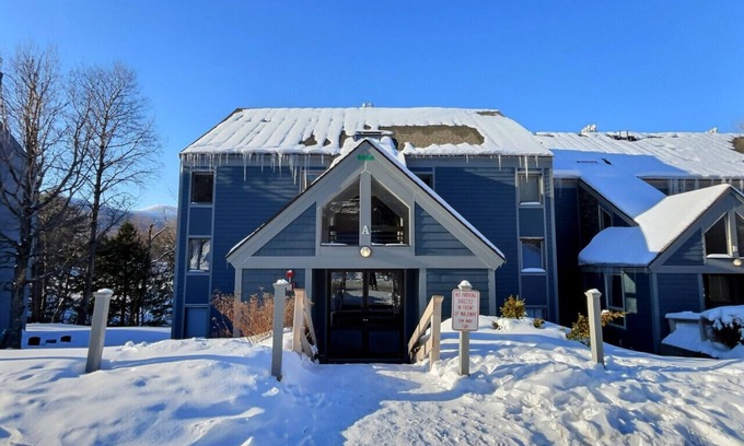 Central Vermont- Killington Apartment | Bear8 Sleeps 20, AC, Pool, Close to Resort, Fireplaces